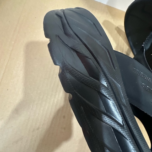 Men's/ women’s Black Foam Flip Flop Sandals - Picture 5 of 11